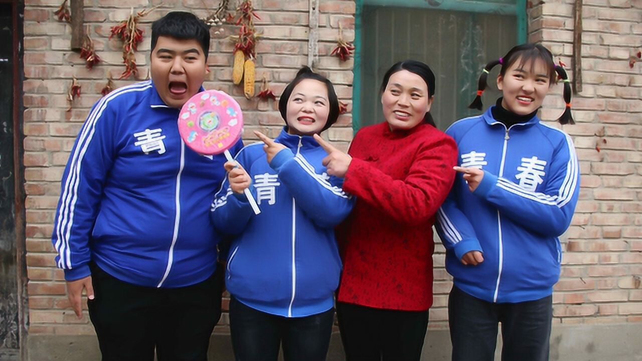 欢欢的童年舅舅送给姐妹俩超级大棒棒糖里面好多小糖果哦