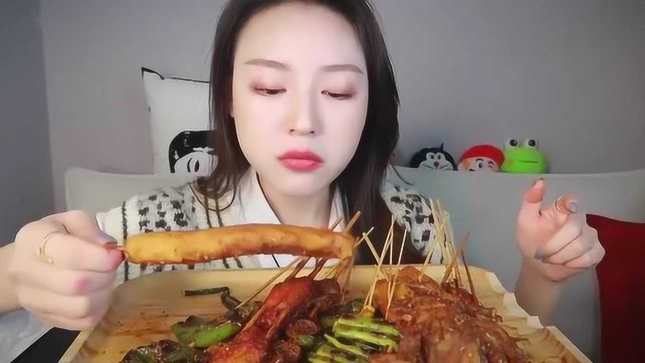 大胃王张喜喜深夜撸串吃,上来就吃牛蛙,满口香真馋人