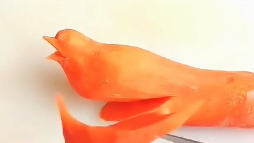 五星级大厨,竟然用胡萝卜雕刻小鸟,这手艺真是太牛了