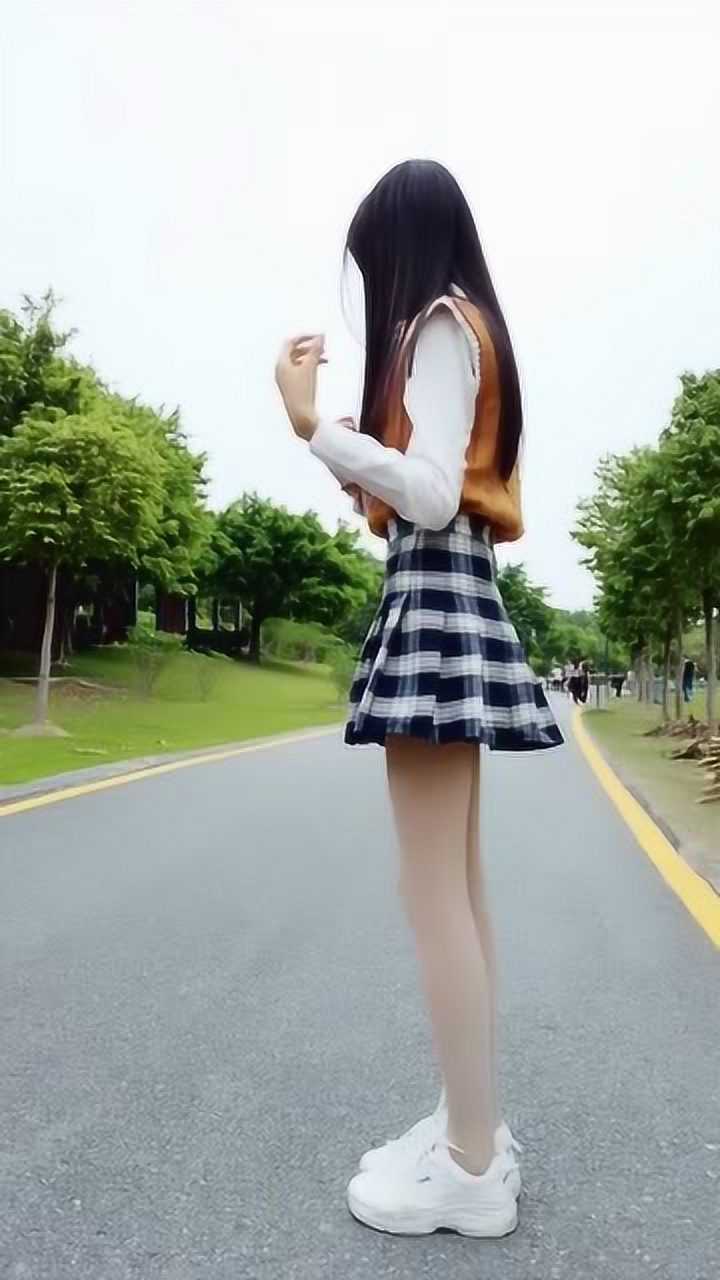 小姐姐在路上脱鞋脱袜子，这操作我算是服了_高清
