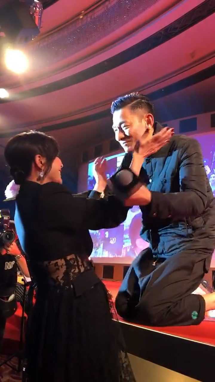 刘德华向老婆下跪感动全场