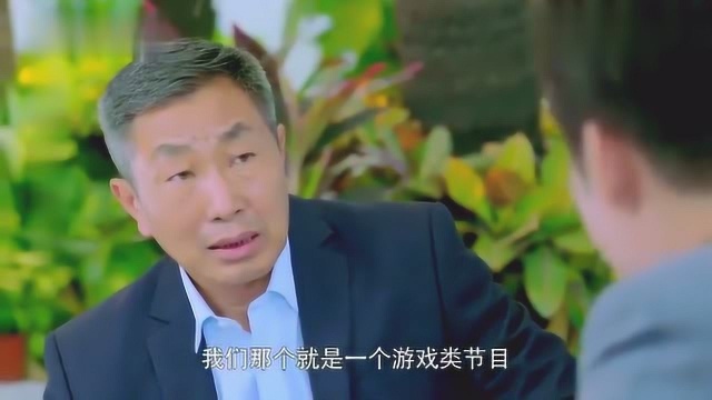 大叔不承认自己是土豪,12万阿玛尼西装一掀:我哪像土豪了?