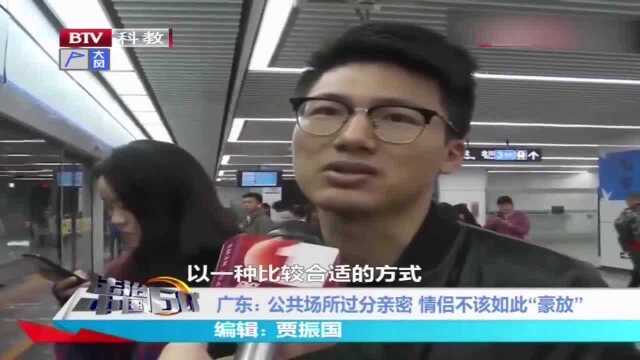 情侣地铁上演不雅行为,因尺度过于豪放,其余乘客只能假装不见1