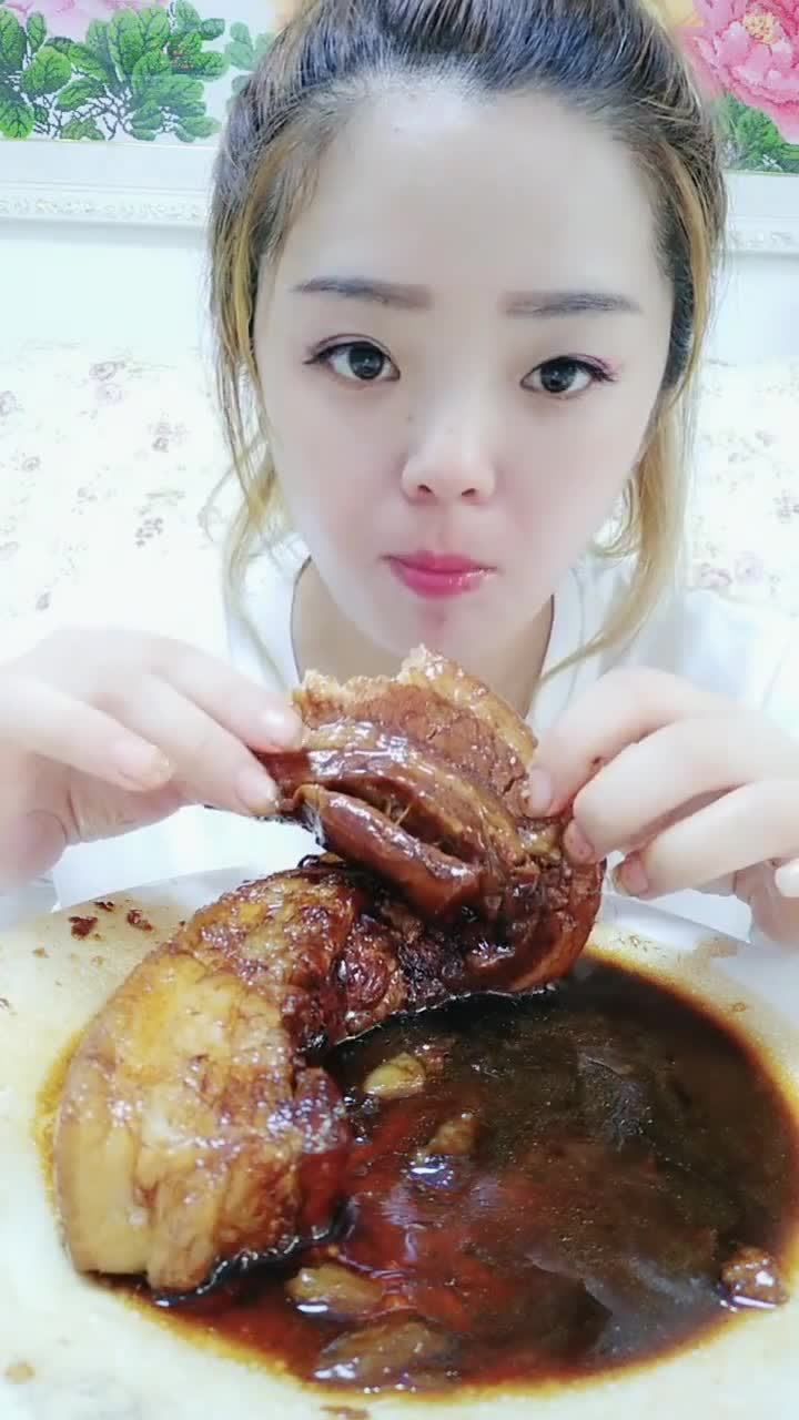 美女这样吃肉你们试过吗