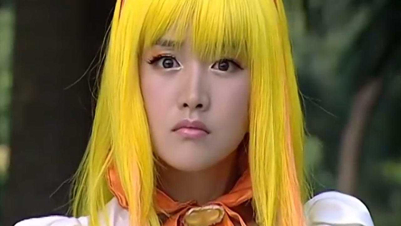 黑魔仙小月终于出现,小蓝变身和她在野外对打,两人不分上下