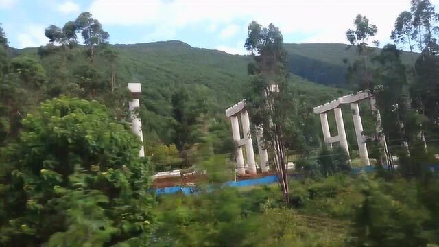 大理到丽江火窗车外的风景,祖国风景美如画