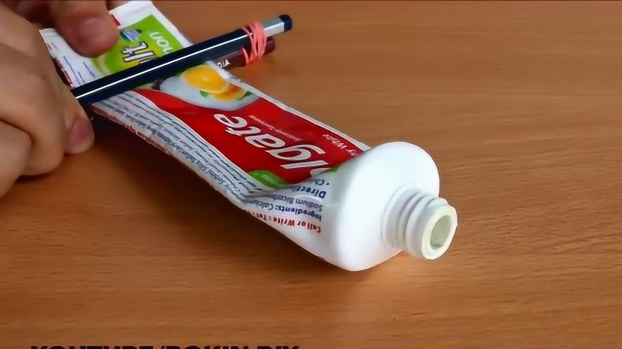 牙膏快用完挤不出来,只要两支铅笔就能搞定