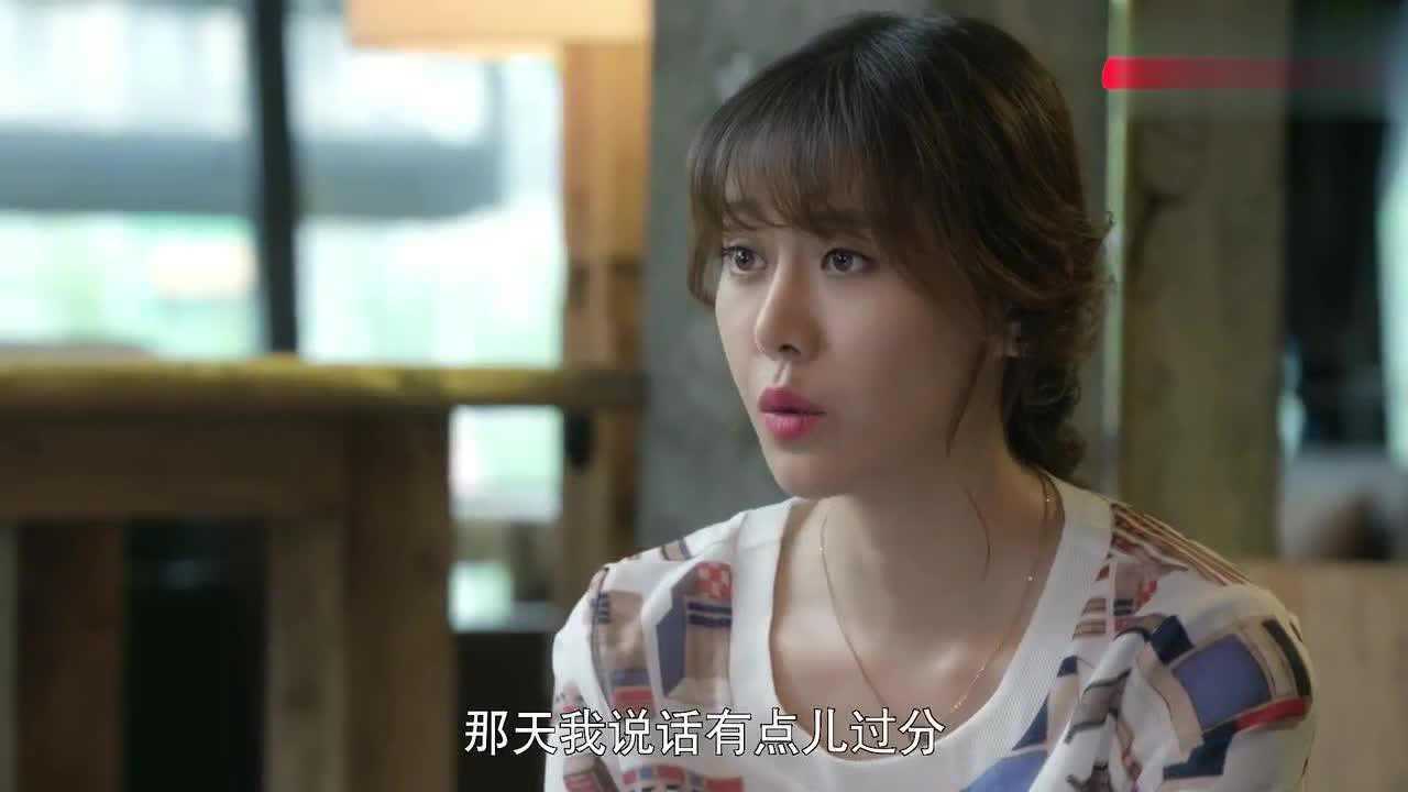 警察锅哥蒋迪佳用眼神示意把多余的人支走单独和简凡说话