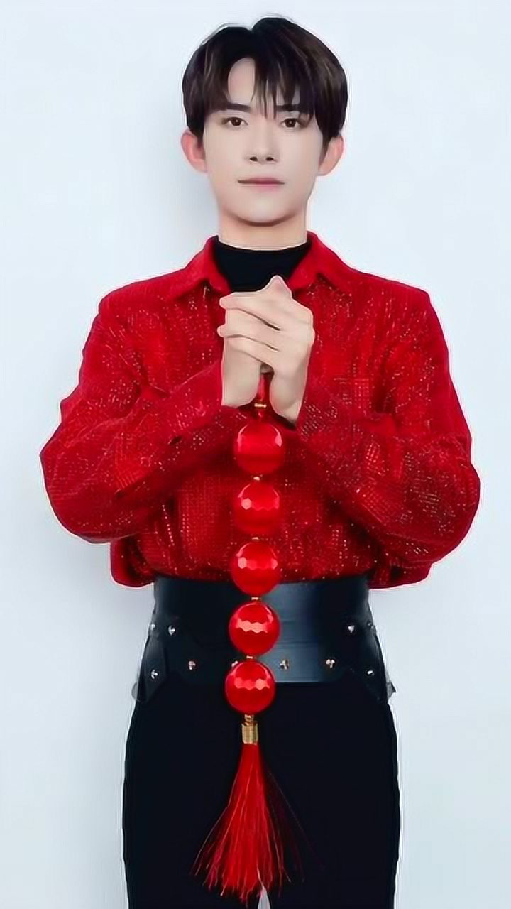 易烊千玺穿新装拜年,这个造型也太帅了点,有种男朋友的味道了