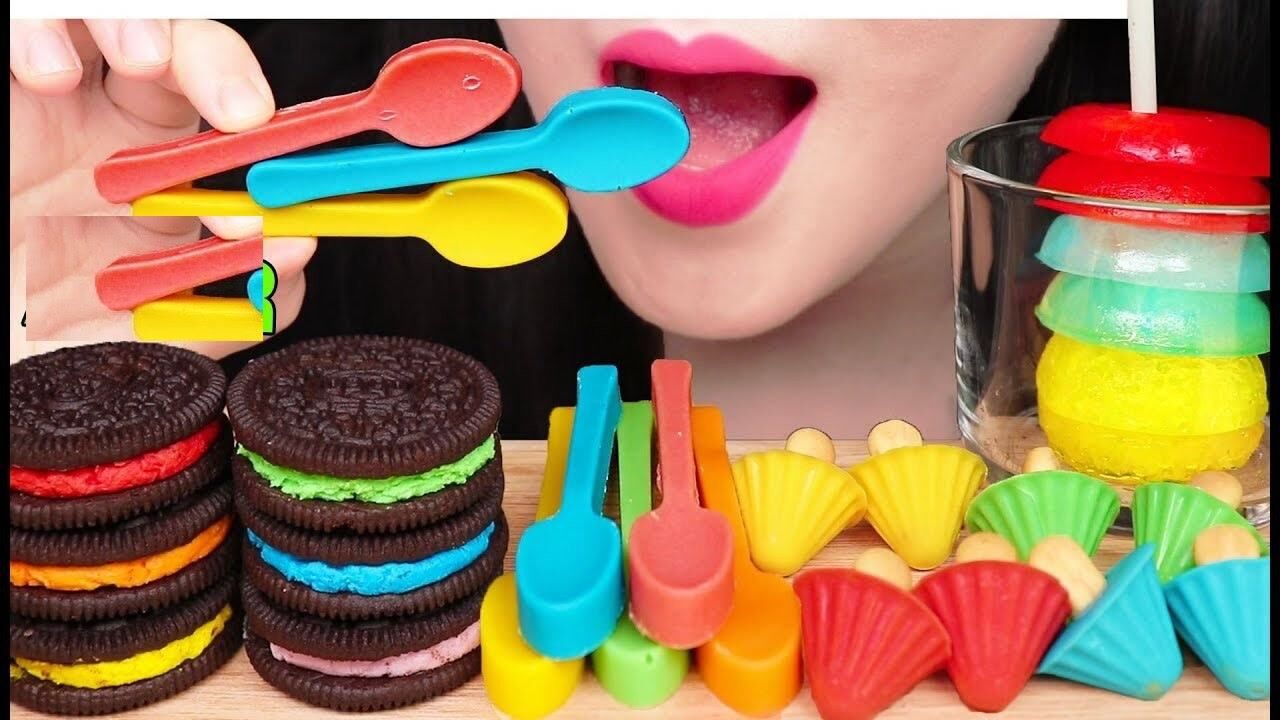 美食大挑战:妹子吃吃巧克力勺子