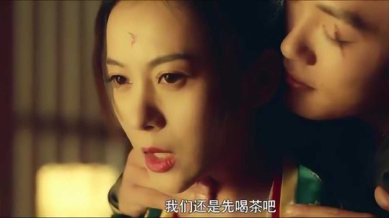 美女想用迷药迷魂恶贼，不料却被发现，反被强行灌下迷药_高清