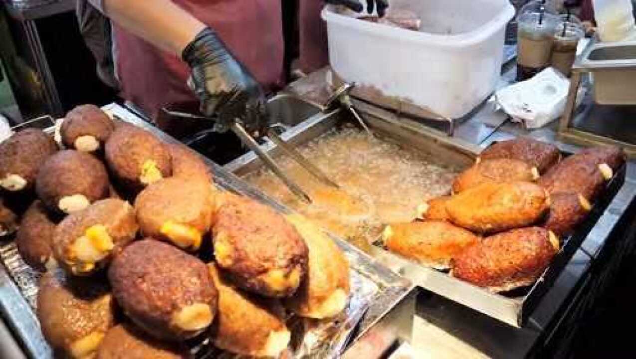 小伙街头卖创意炸年糕用肉馅裹起来再油炸最不缺的就是回头客