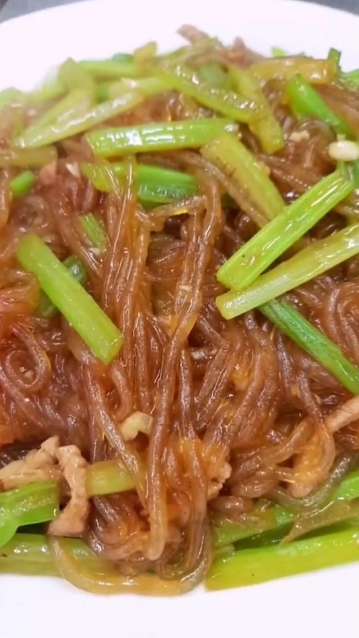 芹菜炒粉条这道菜也是非常好吃的反正现在疫情期间也出不去就.