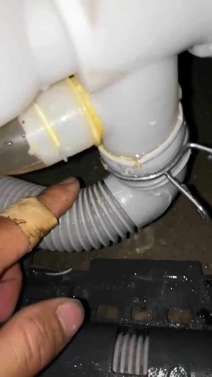 洗衣机漏水用电胶布这样一包就可以了不用换排水管