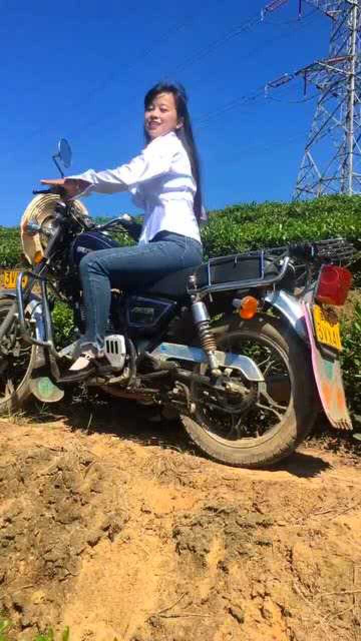 农村姑娘骑摩托车这么窄的路都敢骑微微一笑太动人了