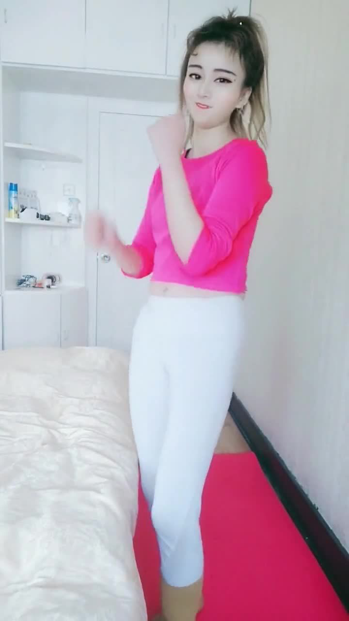 白色紧身裤美女粉色图片