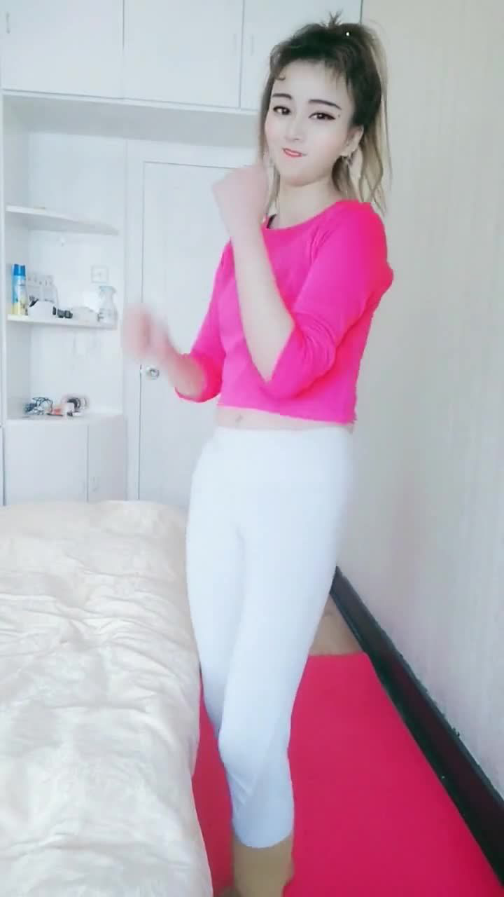 身穿白色紧身裤的美女,在家里面大秀一字马,真是非常的美!