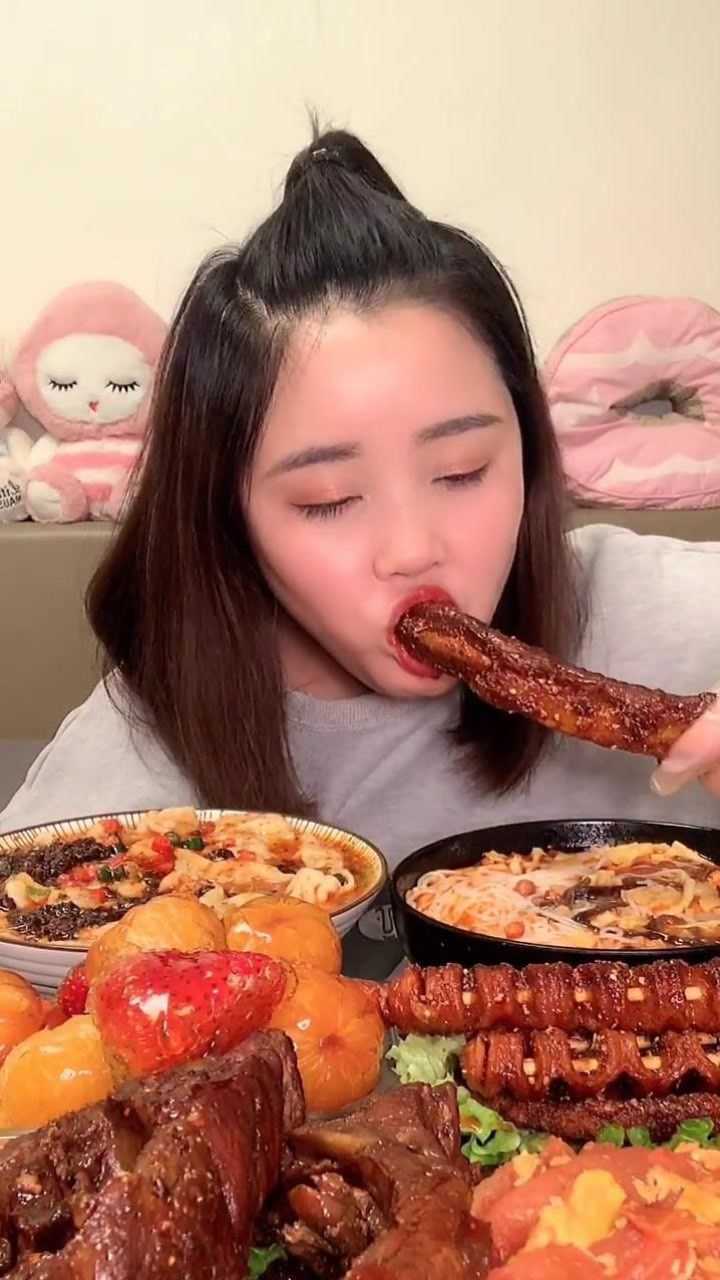 燕子吃播,大口咬排骨真有食欲,网友:最喜欢看她吃播,太馋了