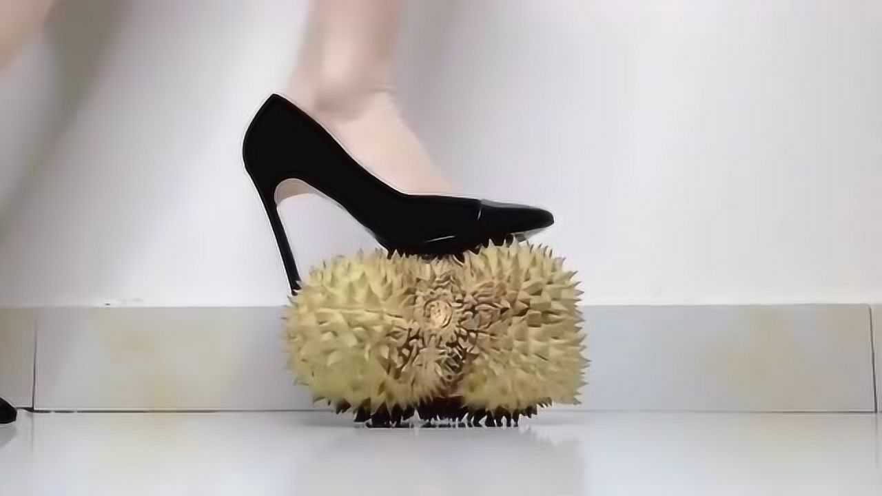 美女性感高跟鞋脚踩万物,榴莲也照样踩