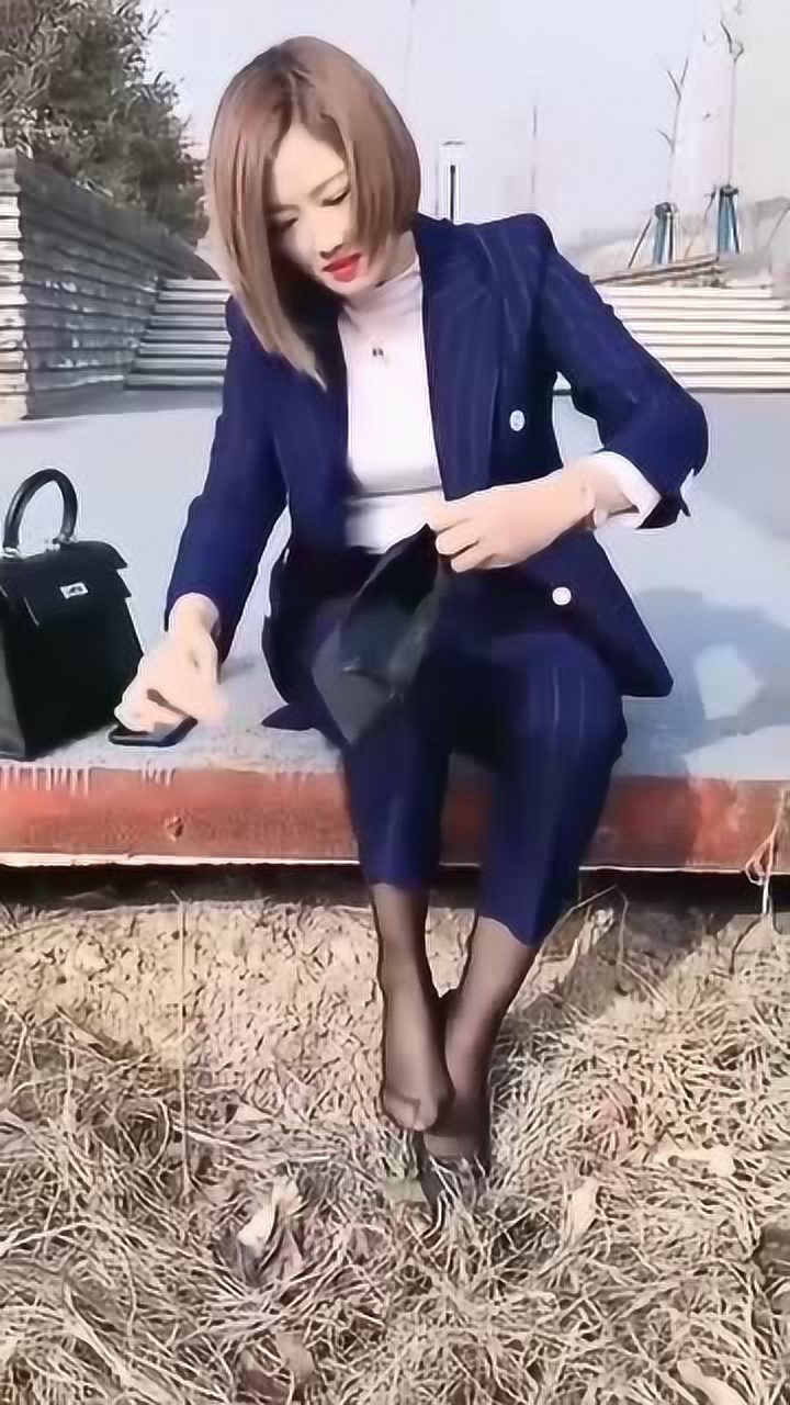 美女走累了,脱下高跟鞋歇会儿