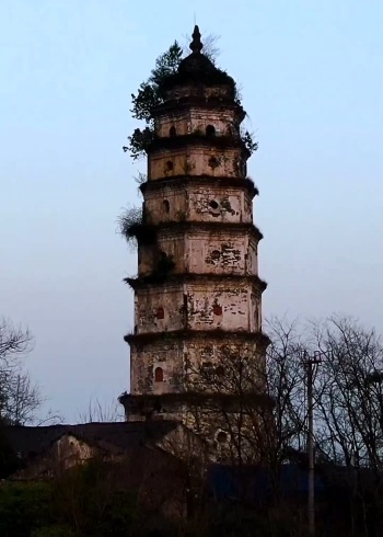 隆昌的白塔,又称云峰塔,据说因云峰关而来