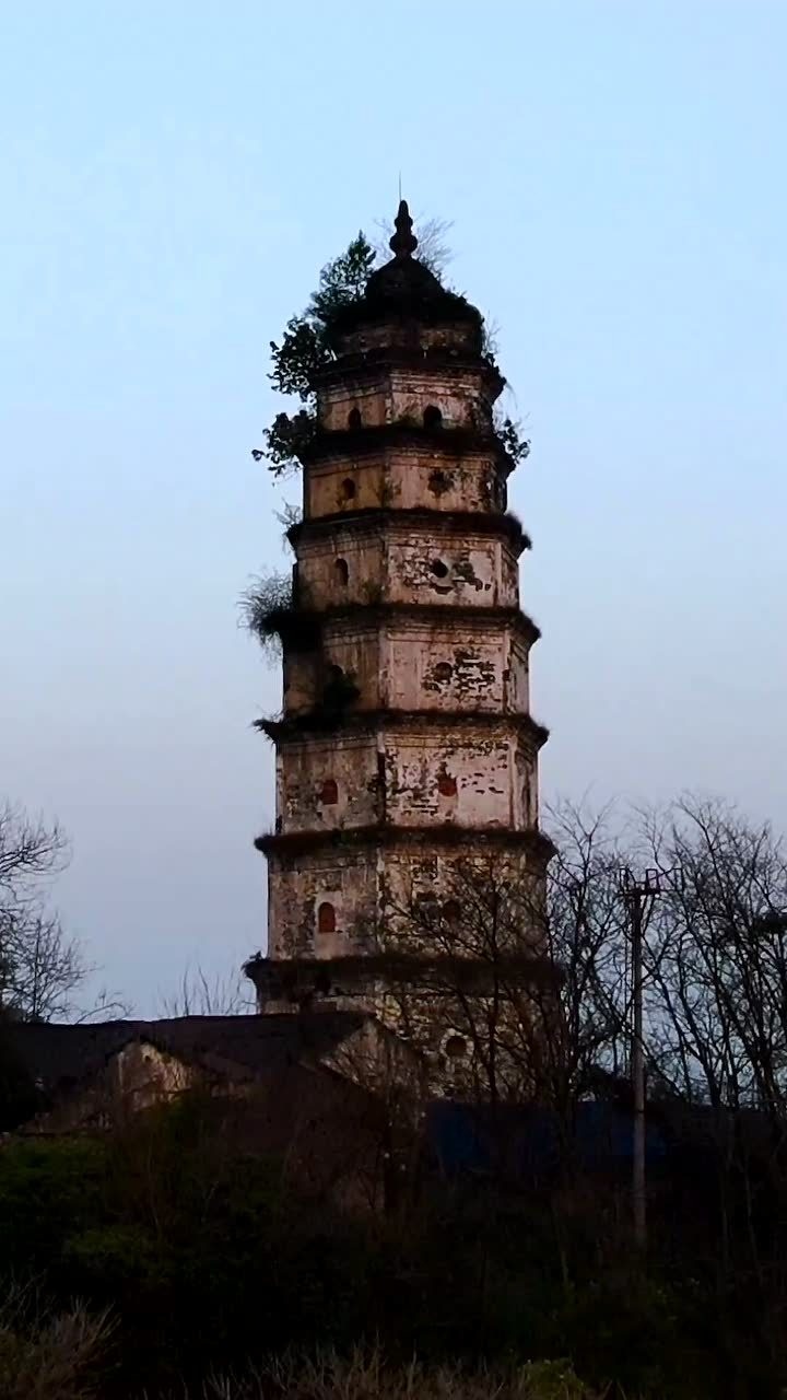 隆昌的白塔,又称云峰塔,据说因云峰关而来