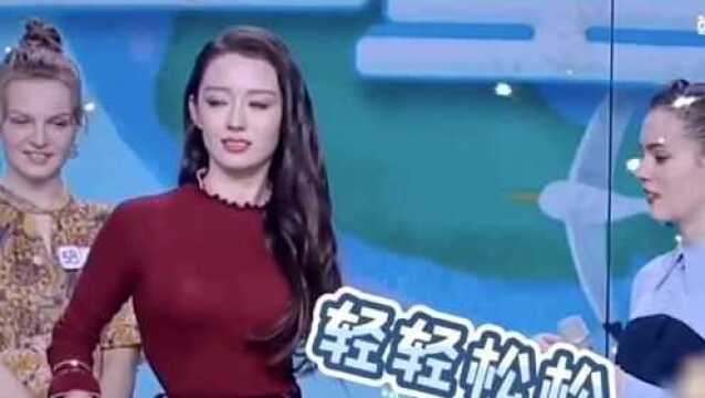 吉娜反手摸肚脐伸手就来,53的腰围惊呆外国小姐姐