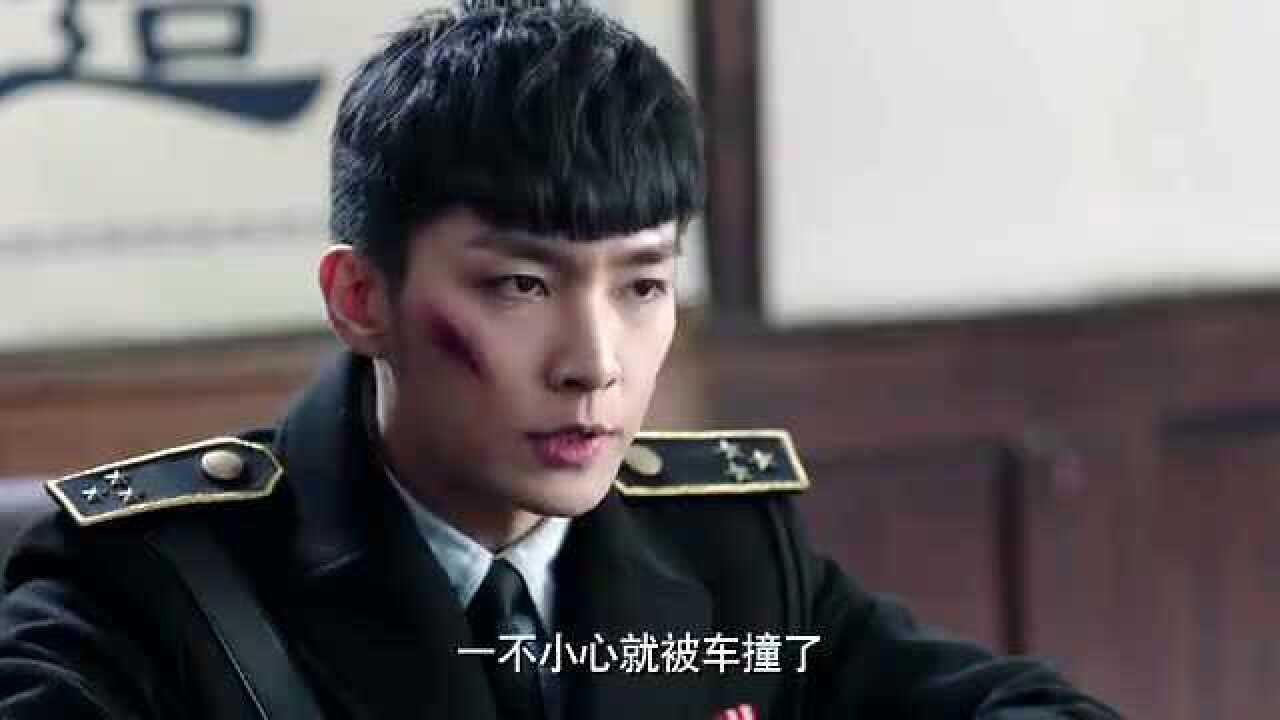 龙天羽拿出画像让九歌确认原来画上的人竟是九歌的亲生父亲