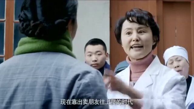 厂长夫人到员工食堂打饭,怎料打菜大妈服务不到位,夫人直接怒了