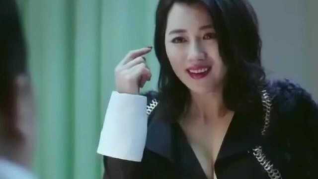 美女胸口疼,男医生让她扒开衣服一看,立马就看出了原因