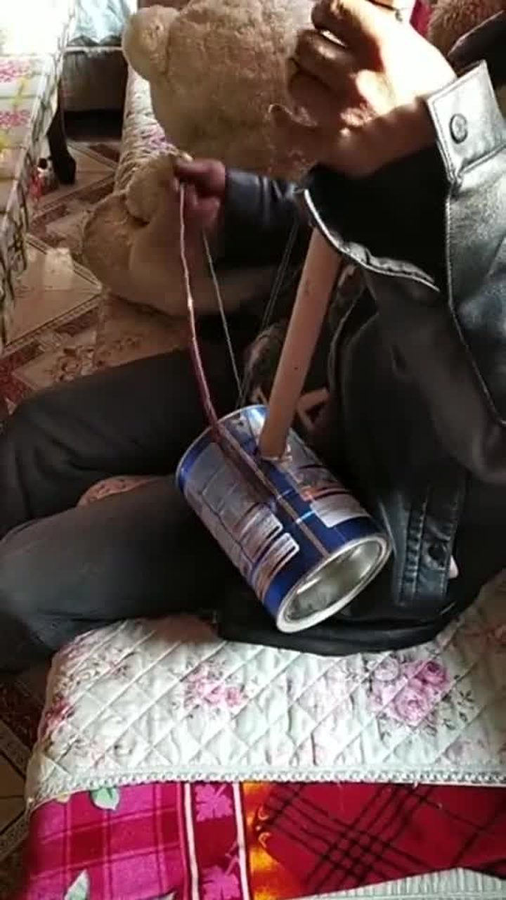 用奶粉罐子制作的二胡,看到这一幕,太有才了