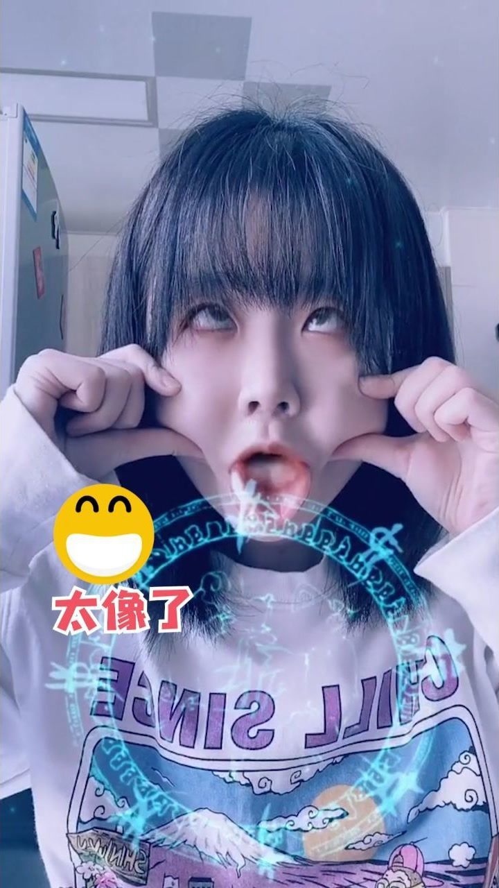 宋伊人捏鬼脸模仿"金克丝",吐舌翻白眼模仿超像