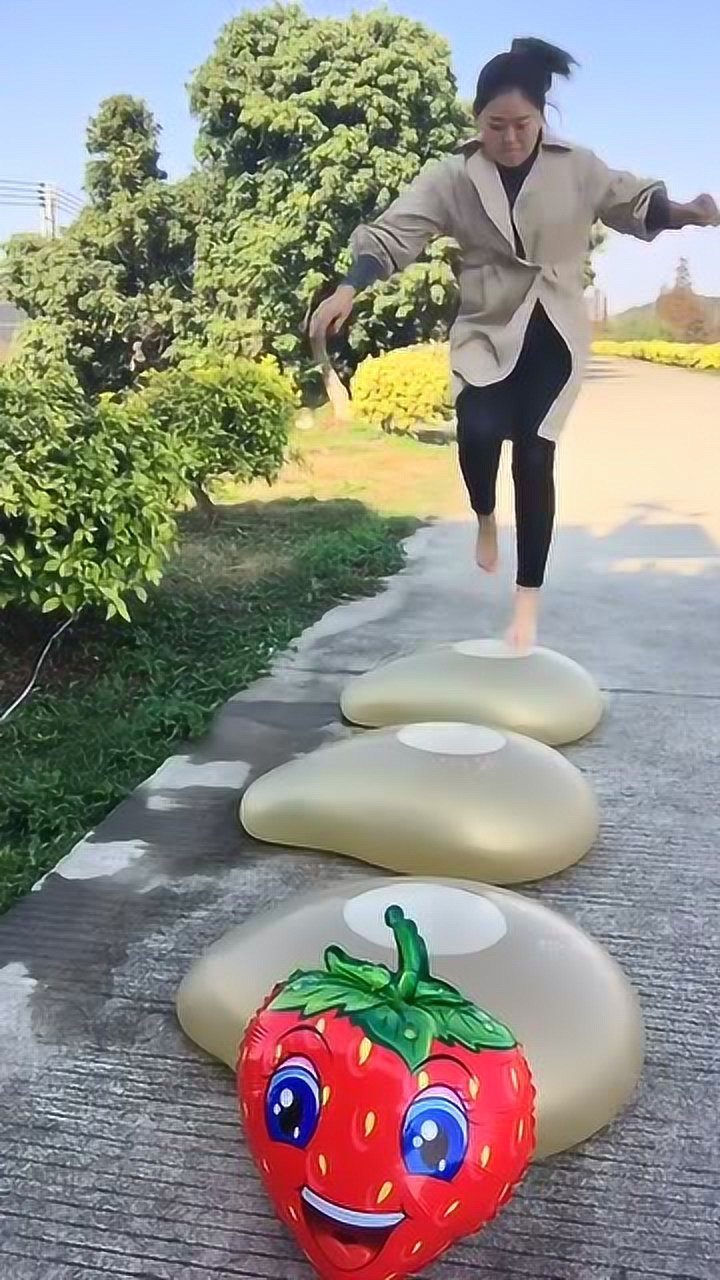 美女光脚踩水球,接下来发生的一幕,恐怕谁都没想到吧