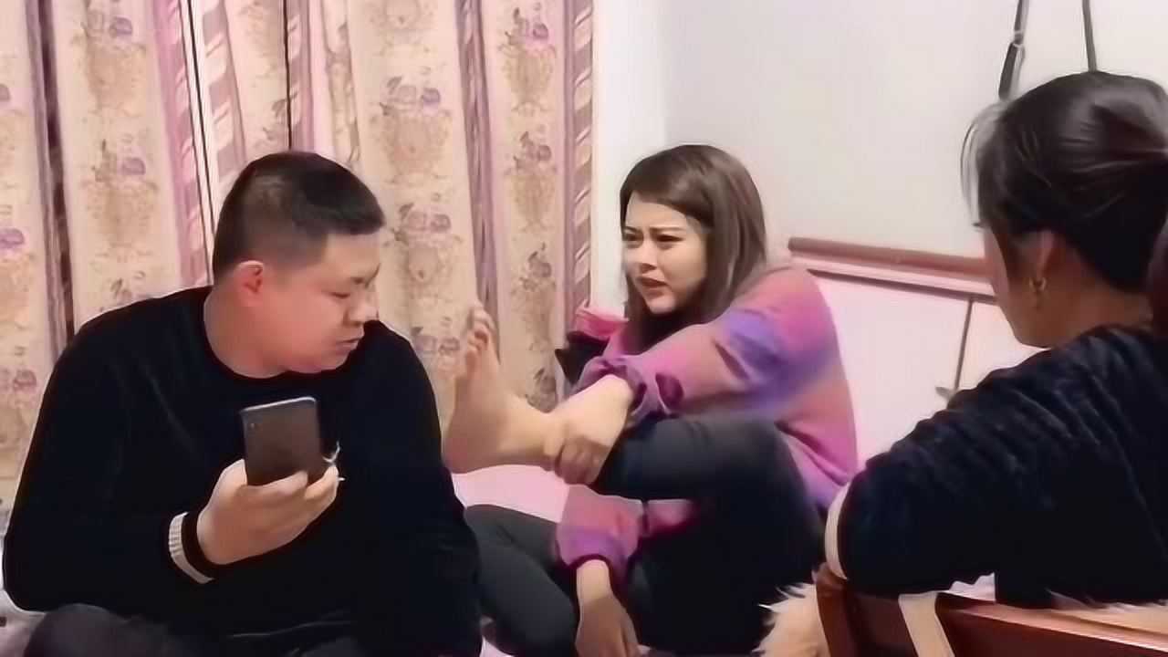 给姐夫闻自己的臭脚谁料姐姐其中作梗直接把脚和头绑了起来