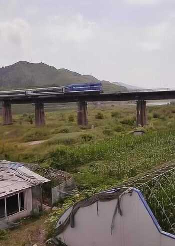 这就是朝鲜开往中国的火车,眼前一幕太震撼了,令我感到自豪