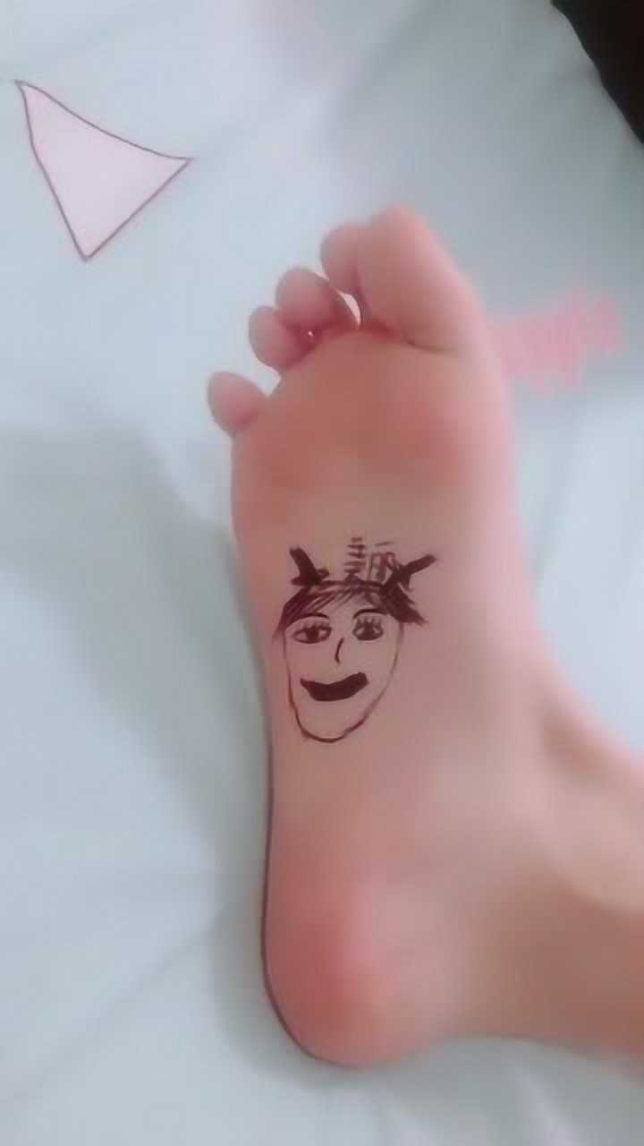 美女脚模的生活自拍：脚丫子磕碰出血了，只好在脚底画画玩了_高清