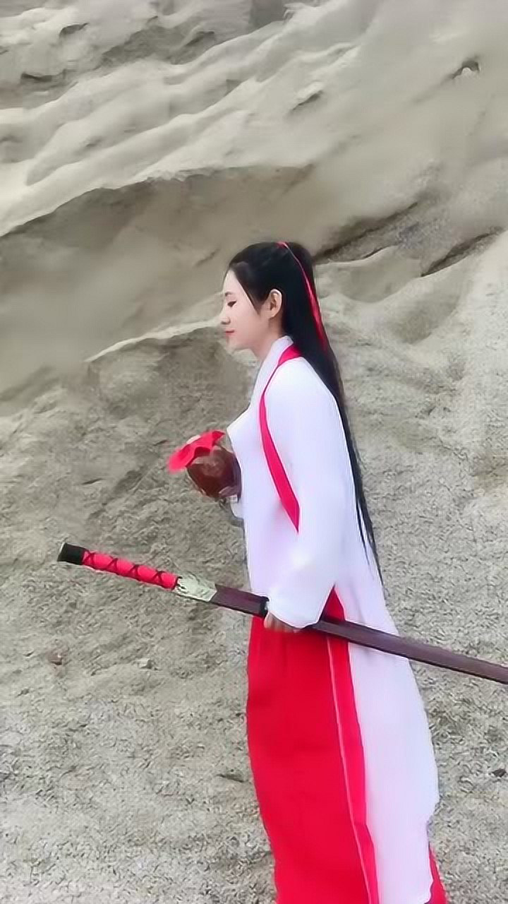 美女身穿古装拿着剑提着酒配合悦耳的声音是不是感觉很熟悉