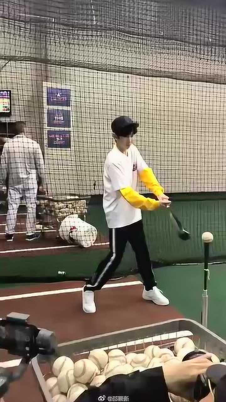 王源打棒球的动作可以说很标准了