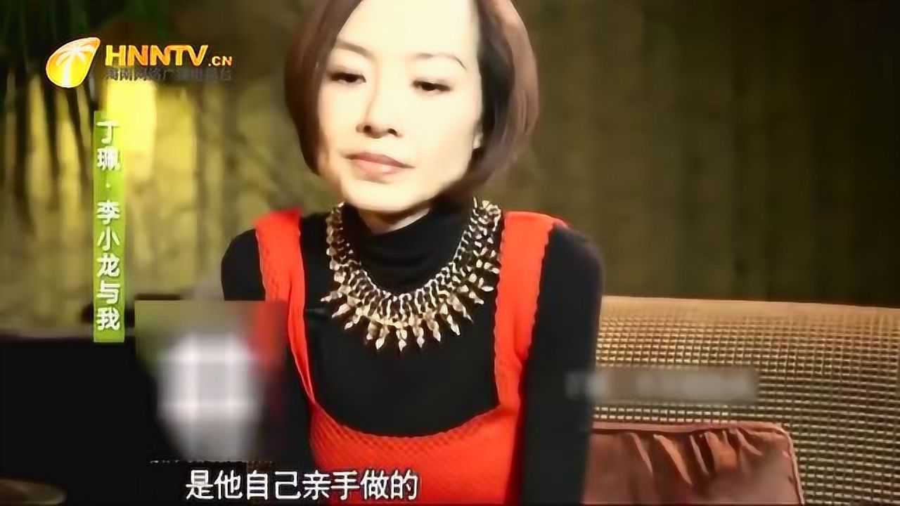 鲁豫有约丁佩展示李小龙遗物一把双节棍很抢眼仿佛他还在