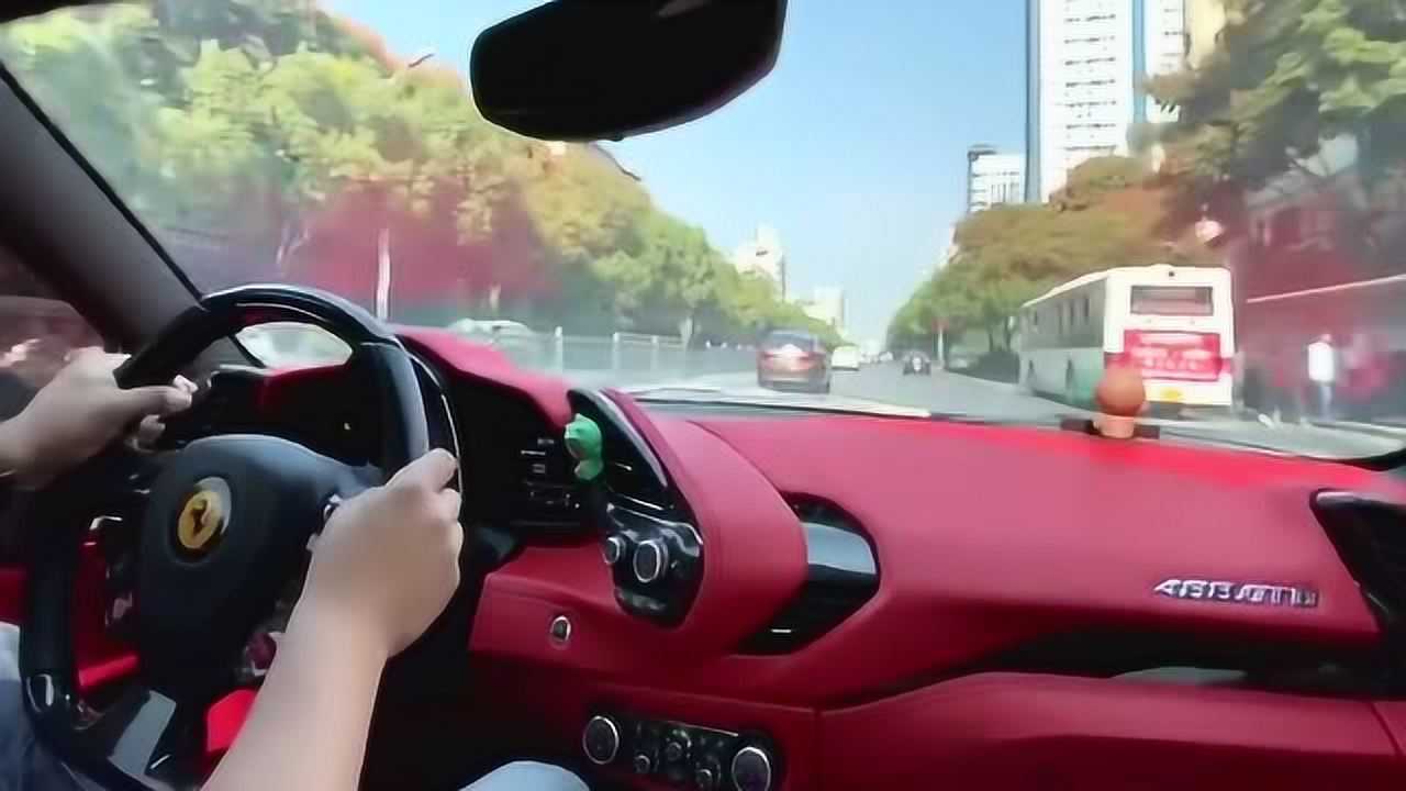 开着法拉利488副驾驶坐着她这是你理想的样子吗