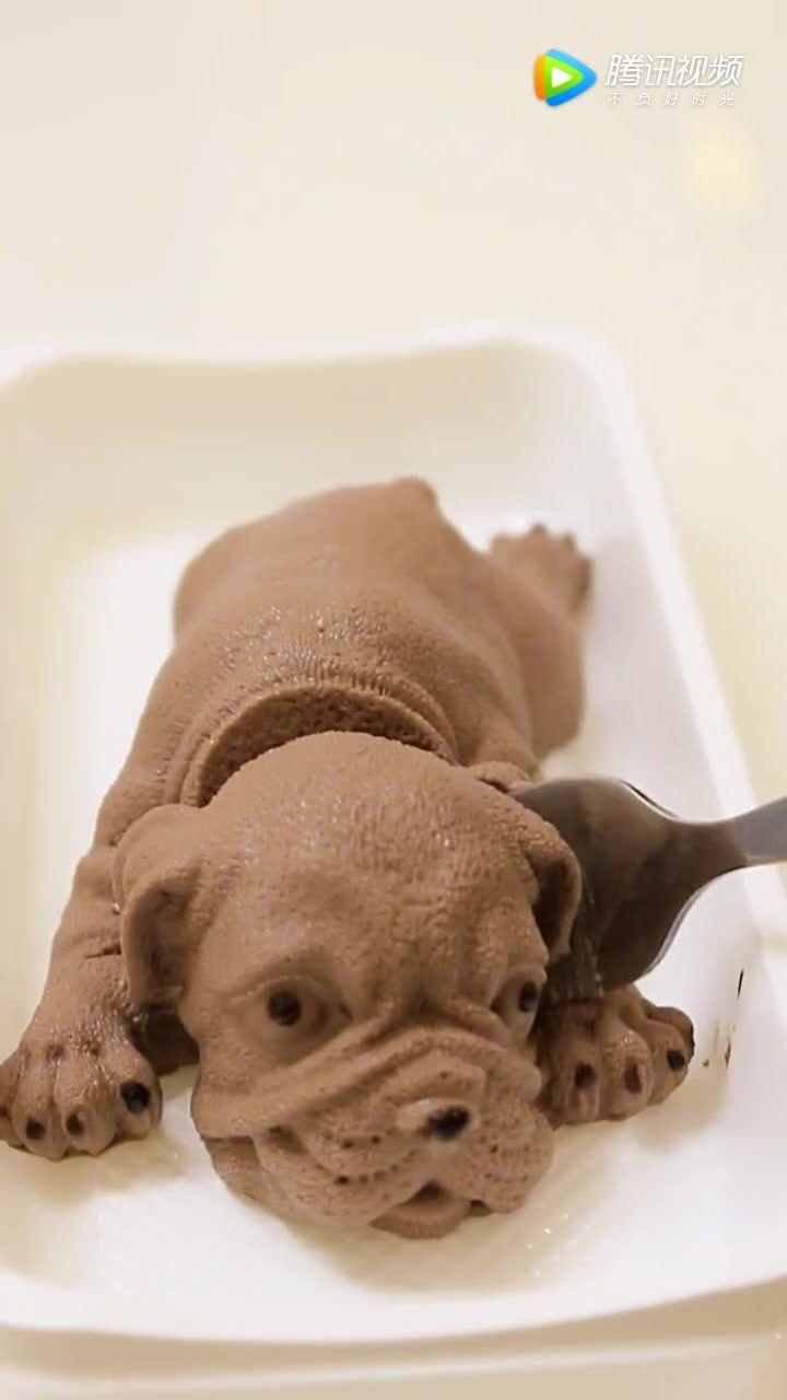 主人在金毛面前切沙皮狗蛋糕,金毛秒变脸,这表情我给满分