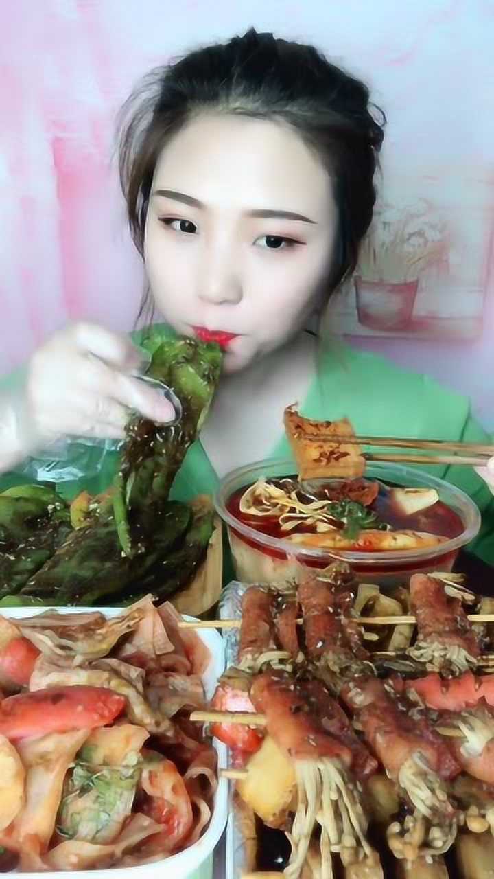 美女吃烤辣椒,一吃一大口,吃得太香了!