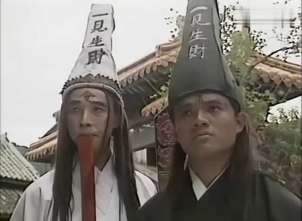 黑白无常发现门神被定在门上门神蛇精害的黑白无常惹不起