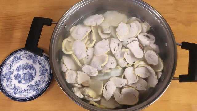 客家美食:手工肉丸搭配萝卜煮汤,汤鲜清甜.肉丸Q弹,鲜美下饭