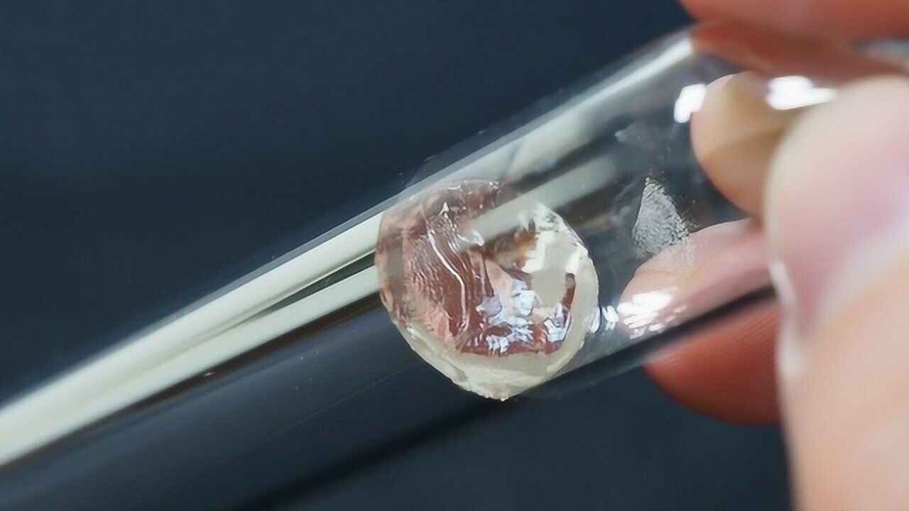 比黄金还贵的金属铷,小伙一把丢进水里,场面瞬间失控!