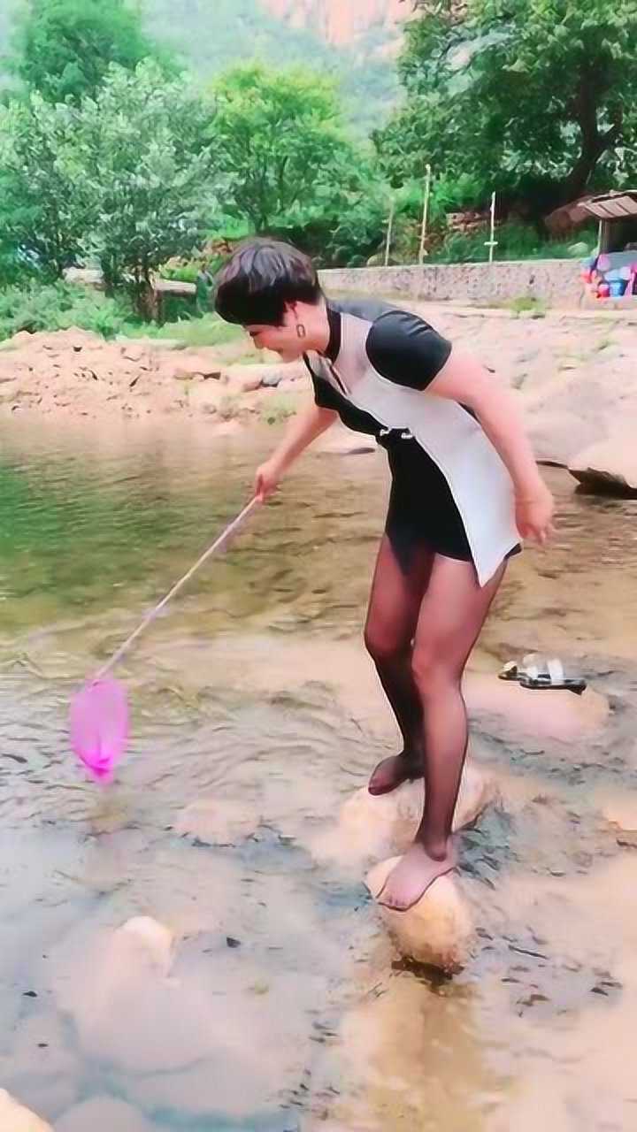 时髦大妈穿着黑色丝袜下水游玩把黑色丝袜穿出了廉价感