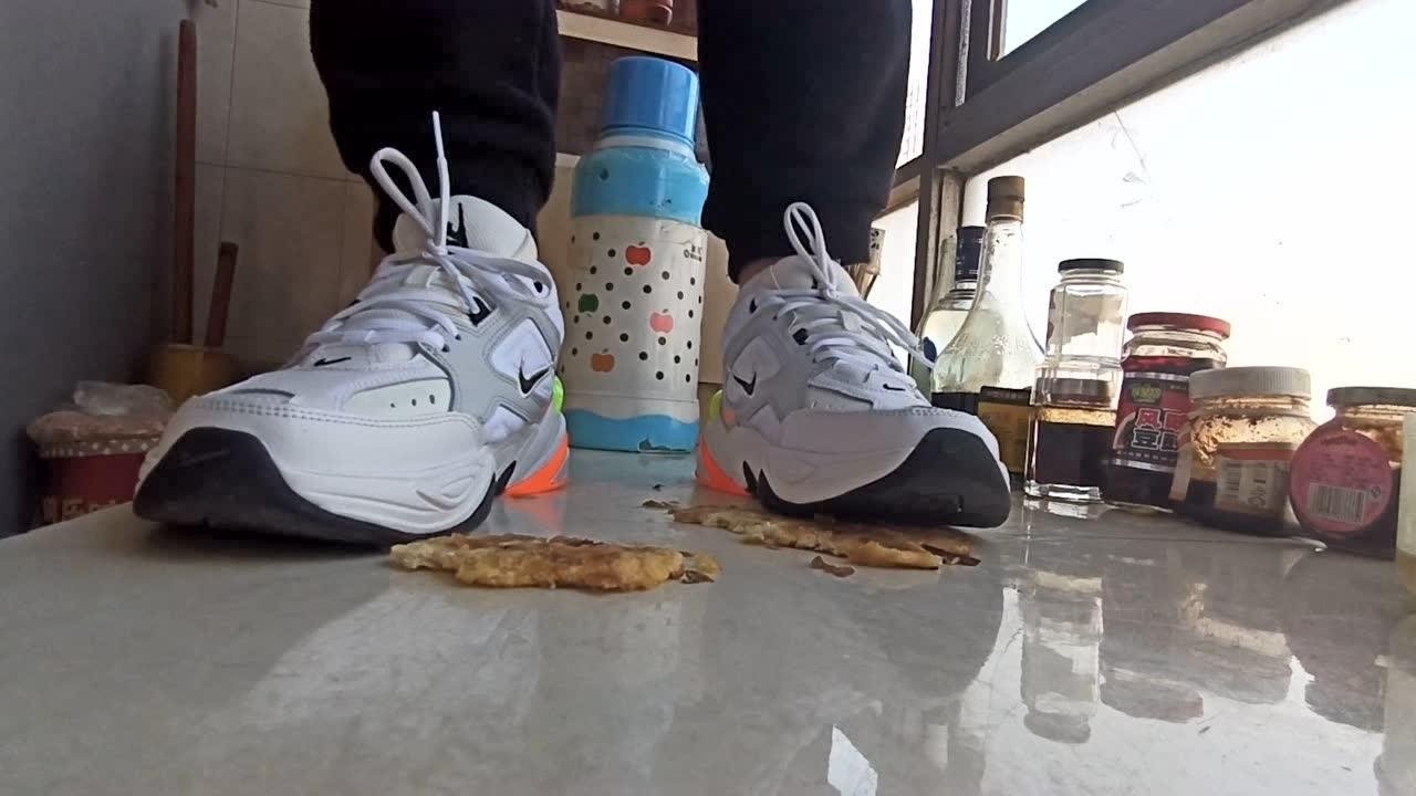 耐克m2k踩踏过期面包_腾讯视频