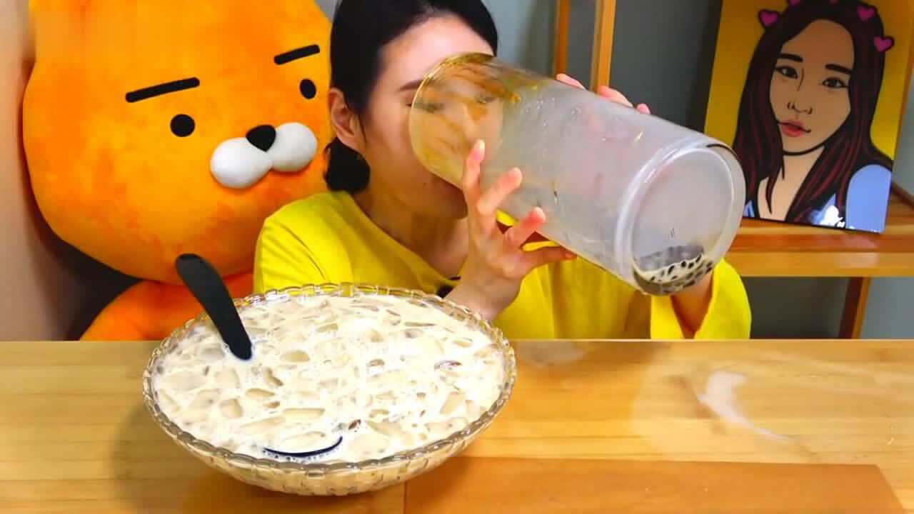 韩国大胃王卡妹喝超大杯冰镇珍珠奶茶大口大口喝的好过瘾
