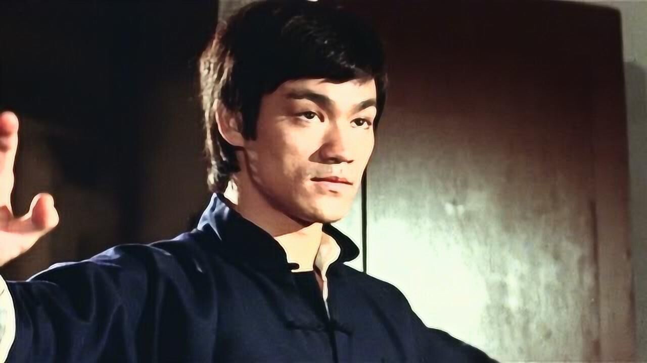 看李小龙腾空屋顶踢灯泡是如何做到,真功夫一打四这段功夫戏真精彩