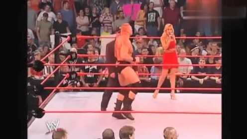 WWE：布洛克太嚣张，送葬者直接行动，掏出木棍打得他痛不欲生！